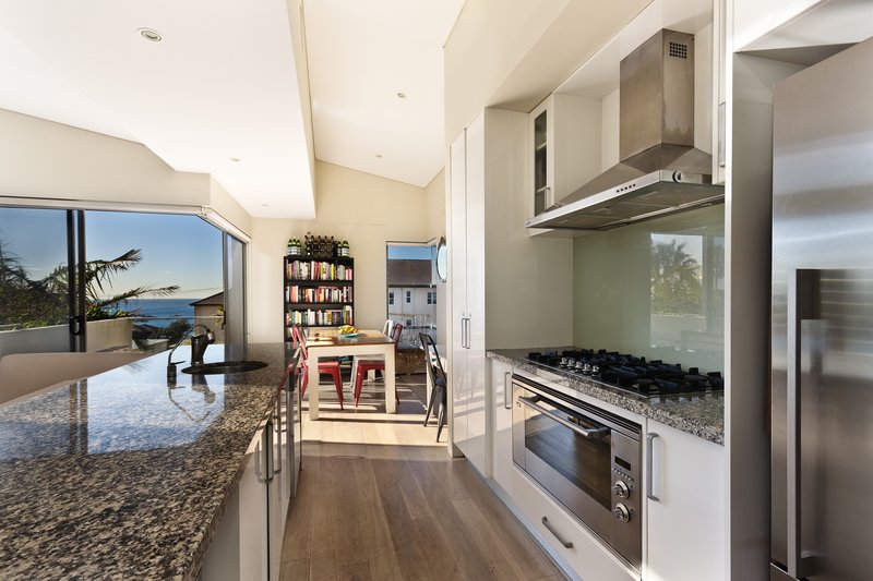 Interior de una cocina, con muebles elegantes