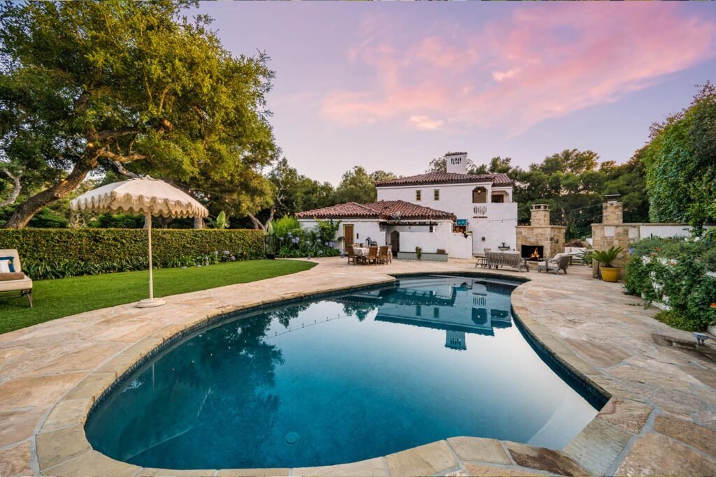 Fondo de casa al atardecer con una alberca